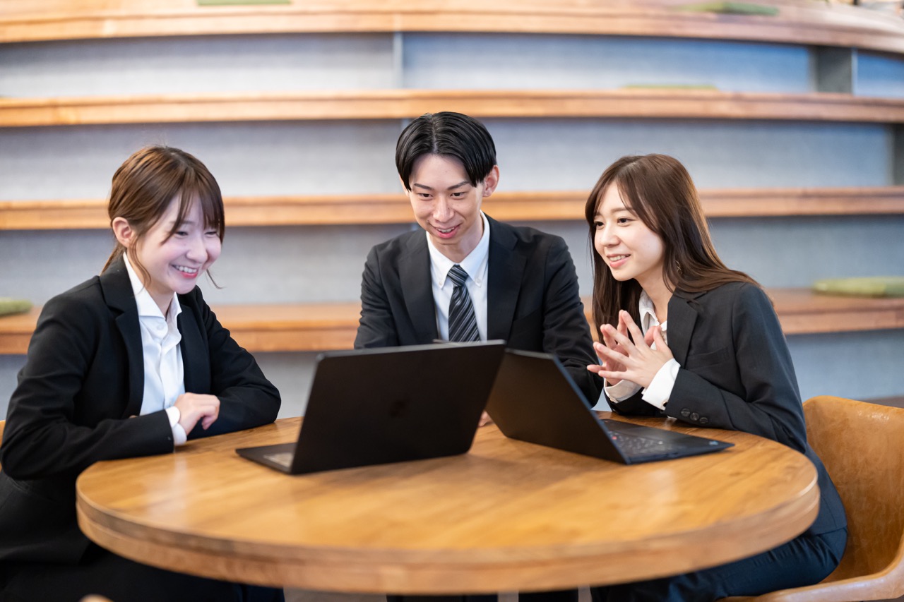 なぜZ世代新卒は会話が苦手？新卒が現場で活躍するための3つのスキルを解説