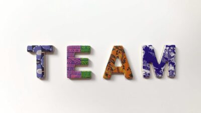 【2025年最新】チームビルディング研修おすすめ12選！目的別の選び方から費用まで徹底解説