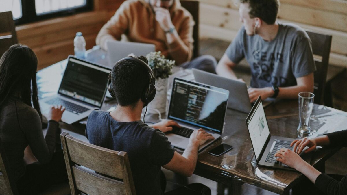 リスキリングとは？進め方5ステップと定着させる制度設計・企業事例を解説
