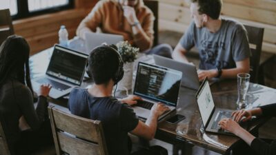 リスキリングとは？進め方5ステップと定着させる制度設計・企業事例を解説