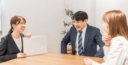 社員同士が笑顔で話し合う様子