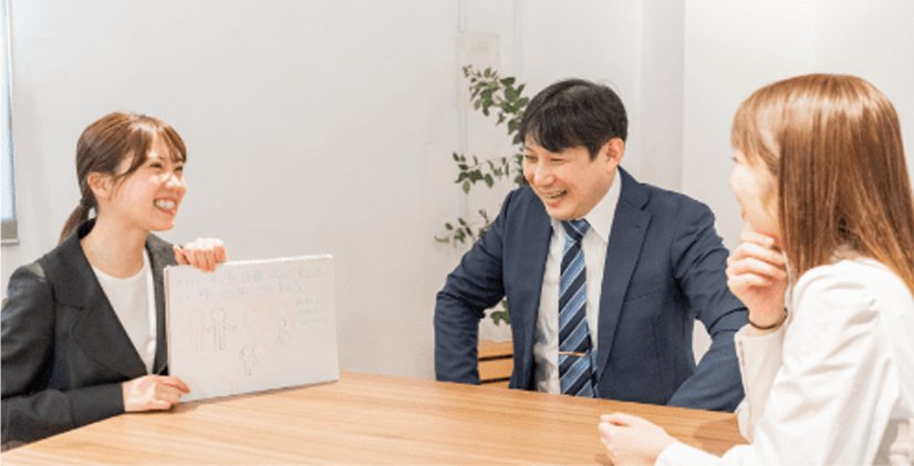 笑顔で対話する社員たち